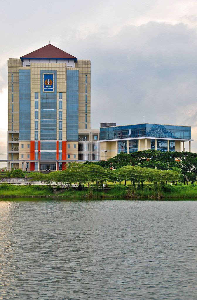 kampus dengan pemandangan indah